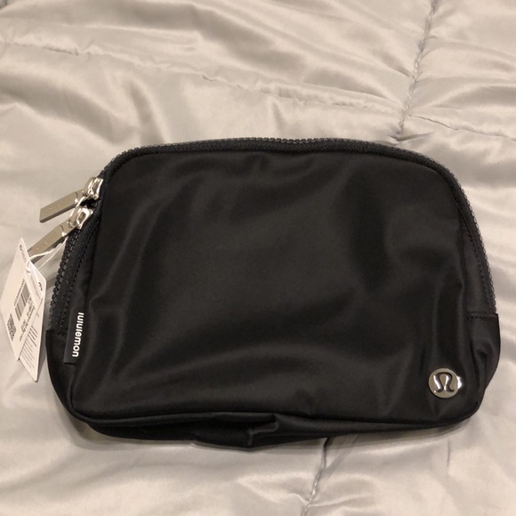 NWT [Lululemon] Large Everywhere Belt Bag in Black 🖤 - Picture 2 of 12